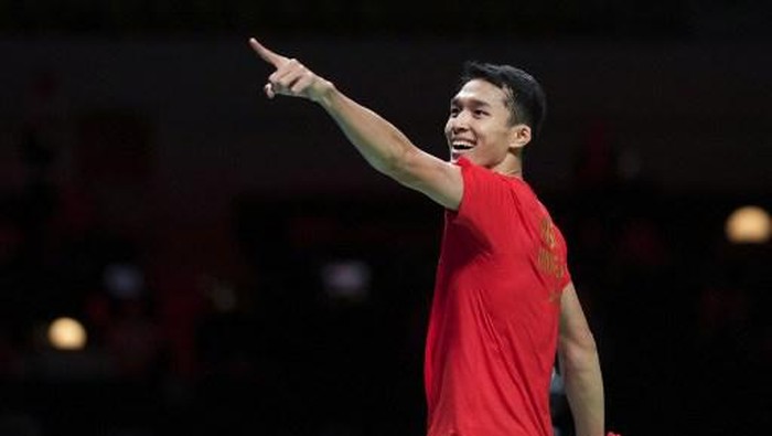 Jonatan Christie of Indonesia reacts during the match against Denmarks Anders Antonsen (not seen) during the Thomas Cup mens team semifinal match in Aarhus, Denmark October 16, 2021. (Photo by Claus Fisker / Ritzau Scanpix / AFP) / Denmark OUT