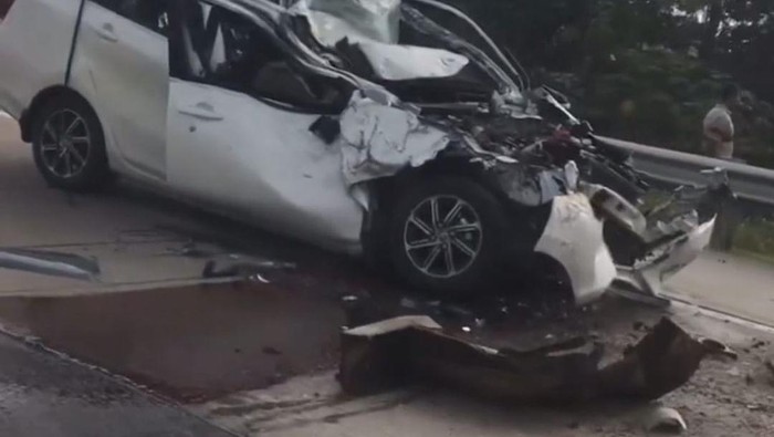Kecelakaan di tol Jagorawi hari ini menewaskan seorang pengemudi Toyota Cayla. Peristiwa ini dibenarkan oleh kepolisian pada pagi tadi.