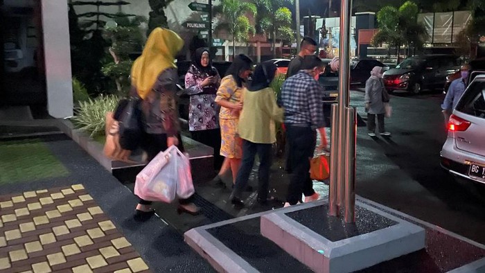 Kejari Garut tahan 5 orang terkait korups bantuan sapi.