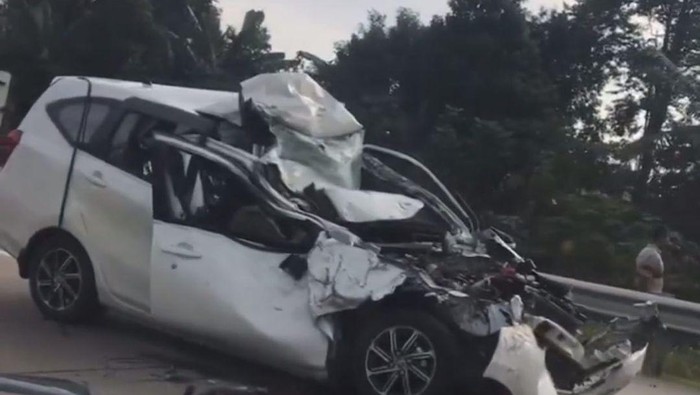 Kondisi mobil yang mengalami kecelakaan di Tol Jagorawi mengalami kerusakan parah, Selasa (28/12/2021).