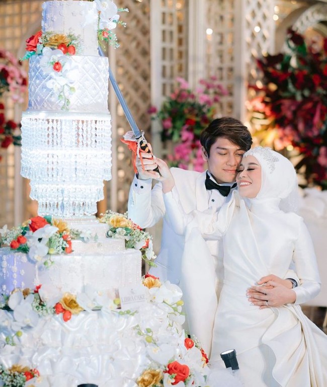 Usai kabar kehamilan Lesti semakin beredar luas, keduanya pun akhirnya memberikan pengakuan mengejutkan melalui sebuah video di channel YouTube Rans. Lesti dan Billar menyebut bahwa mereka telah menikah siri sebelumnya. Dan ketika menikah secara resmi, Lesti memang sudah hamil. Foto: Instagram/@lestykejora