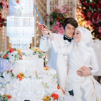 Usai kabar kehamilan Lesti semakin beredar luas, keduanya pun akhirnya memberikan pengakuan mengejutkan melalui sebuah video di channel YouTube Rans. Lesti dan Billar menyebut bahwa mereka telah menikah siri sebelumnya. Dan ketika menikah secara resmi, Lesti memang sudah hamil. Foto: Instagram/@lestykejora
