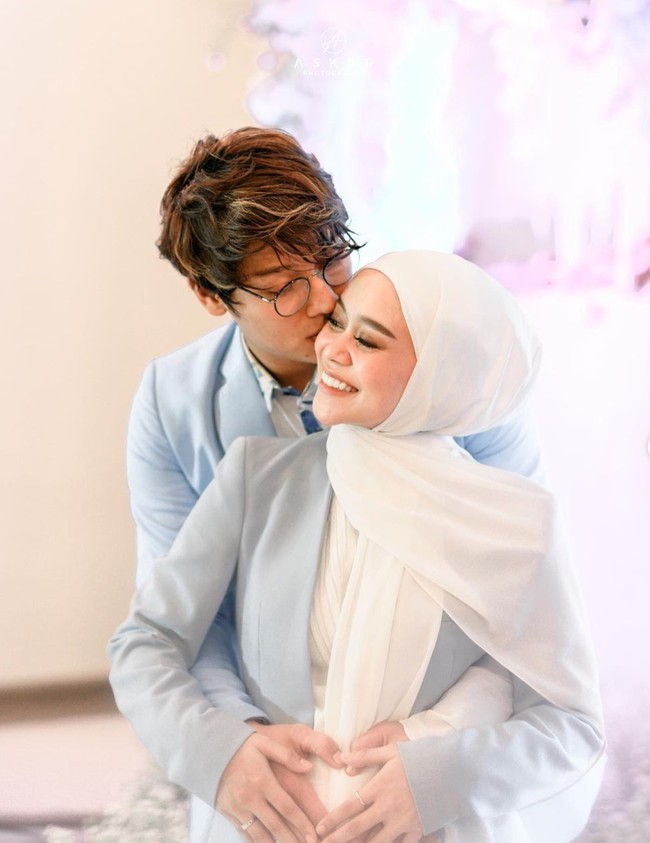 Rizky Billar sempat menjelaskan alasannya memilih untuk menikah siri terlebih dahulu dengan Lesti Kejora karena ingin menjaga kedekatan mereka. Ini tanggung jawab saya menjaga marwah wanita yang saya cintai. Akhirnya kita memutuskan pernikahan secara agama itu benar adanya. Kami melangsungkan pernikahan awal tahun, dinikahkan oleh ustaz yang sudah kami anggap seperti orang tua kami sendiri, oleh Ustaz Subki, terang Billar di salah satu video YouTube akun Rans Entertainment. Foto: Instagram/@lestykejora