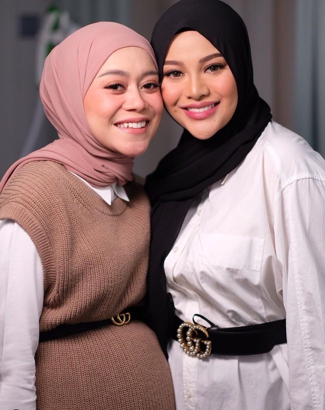 Baby bump Lesti Kejora pun semakin lama mulai jelas terlihat. Seperti dalam foto yang satu ini, baby bump Lesti bahkan terlihat lebih besar dari milik Aurel Hermansyah. Foto: Instagram/@lestykejora