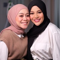 Baby bump Lesti Kejora pun semakin lama mulai jelas terlihat. Seperti dalam foto yang satu ini, baby bump Lesti bahkan terlihat lebih besar dari milik Aurel Hermansyah. Foto: Instagram/@lestykejora