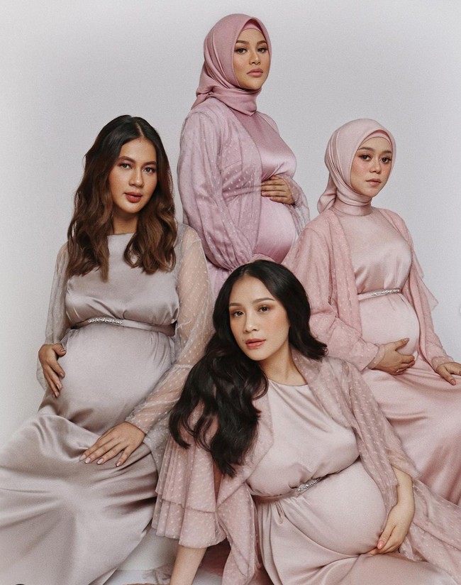 Di masa-masa kehamilannya, Lesti Kejora terlihat tetap aktif melakukan serangkaian kegiatan. Dirinya pun sempat ikut terlibat dalam pemotretan bersama para bumil lainnya, seperti Nagita Slavina, Paola Verhoeven, dan Aurel Hermansyah. Foto: Instagram/@lestykejora