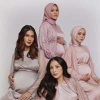 Di masa-masa kehamilannya, Lesti Kejora terlihat tetap aktif melakukan serangkaian kegiatan. Dirinya pun sempat ikut terlibat dalam pemotretan bersama para bumil lainnya, seperti Nagita Slavina, Paola Verhoeven, dan Aurel Hermansyah. Foto: Instagram/@lestykejora