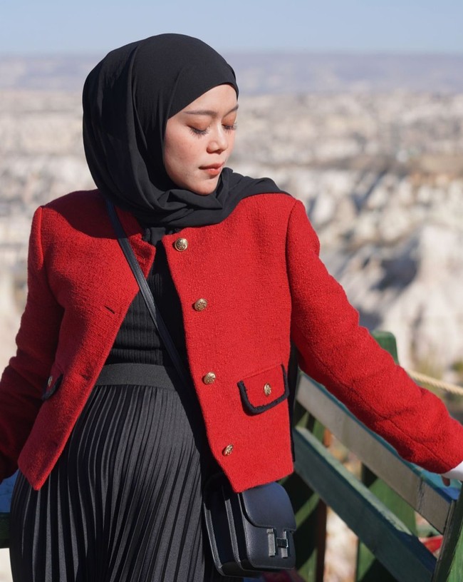 Lesti Kejora dan Rizky Billar pun sempat terlihat bertolak ke Turki untuk menghabiskan liburan sekaligus babymoon. Tak hanya berdua, pada momen tersebut Lesti dan Billar juga tampak mengajak serta keluarga mereka. Foto: Instagram/@lestykejora