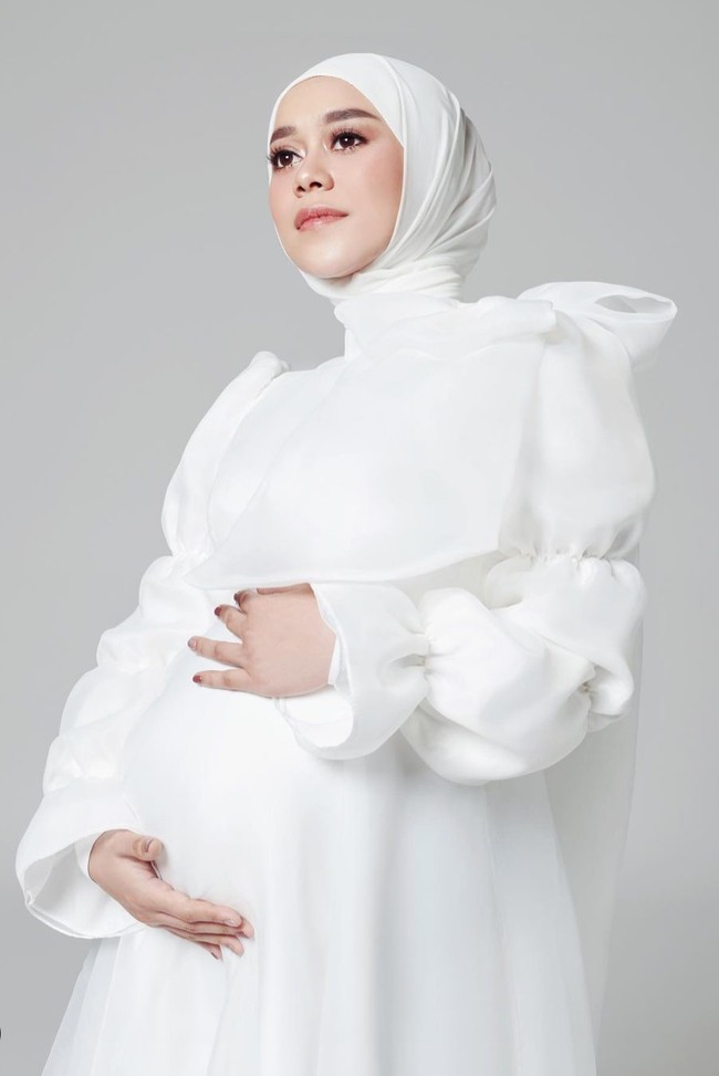 Lesti Kejora kemudian melahirkan pada 26 Desember 2021 kemarin. Hal itu disampaikan oleh Rizky Billar melalui unggahan di Instagramnya. Rizky juga menjelaskan bahwa proses persalinannya itu terjadi di waktu yang lebih cepat, di usia kandungan yang masih 34 minggu. Foto: Instagram/@lestykejora