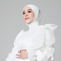 Lesti Kejora kemudian melahirkan pada 26 Desember 2021 kemarin. Hal itu disampaikan oleh Rizky Billar melalui unggahan di Instagramnya. Rizky juga menjelaskan bahwa proses persalinannya itu terjadi di waktu yang lebih cepat, di usia kandungan yang masih 34 minggu. Foto: Instagram/@lestykejora