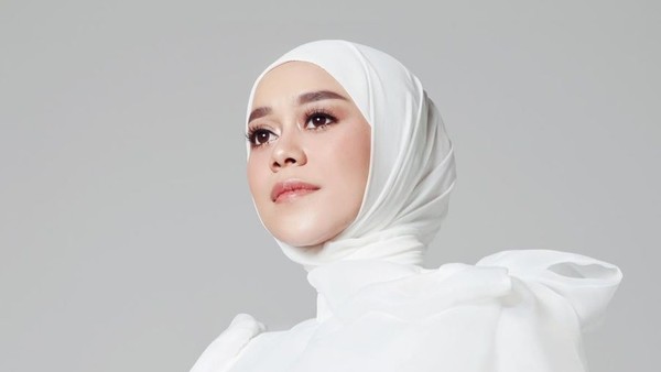 7 Gaya Busana Lesti Kejora dan Rizky Billar Serba Putih di Aqiqah Baby L