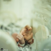 Melalui foto unggahan terbarunya di Instagram Rizky Billar menjelaskan bahwa proses persalinan sang istri berlangsung dengan cara caesar. Walaupun lahir sebelum waktunya, namun bayi Lesti dan Billar berhasil keluar dalam kondisi yang sehat dan memiliki anggota tubuh yang lengkap. Foto: Instagram/@rizkybillar