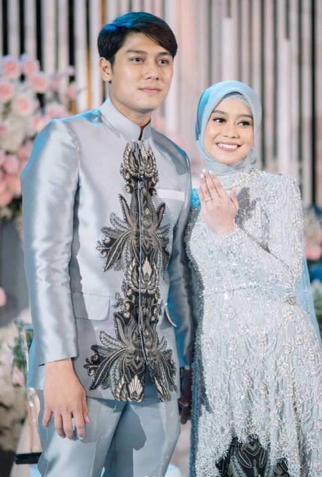 Lesti Kejora dan Rizky Billar telah resmi bertunangan pada 13 Juni 2021. Setelahnya keduanya pun menikah pada bulan Agustus 2021. Pasangan Lesti dan Billar semakin disorot karena perut Lesti yang terlihat membesar. Foto: Instagram/@lestykejora