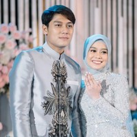 Lesti Kejora dan Rizky Billar telah resmi bertunangan pada 13 Juni 2021. Setelahnya keduanya pun menikah pada bulan Agustus 2021. Pasangan Lesti dan Billar semakin disorot karena perut Lesti yang terlihat membesar. Foto: Instagram/@lestykejora