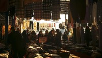 Turis berbelanja di bazaar Edirne, di Turki, Minggu (26/12/2021) waktu setempat.  