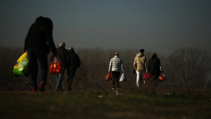 Lira Anjlok, Turis Asing Ramai-ramai Belanja ke Turki Bulgarian tourists walk to their cars with shopping bags in Edirne, near Bulgaria border, in Turkey, Friday, Dec. 24, 2021. Bulgarian shoppers are crossing Turkeyβs western border in packed cars and buses, taking advantage of a declining Turkish lira to fuel their own shopping sprees. Their first stop is the currency exchange and then it's off to the markets and grocery stores in the northwestern city of Edirne. (AP Photo/Emrah Gurel)