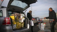 Di sebuah bazar di Kota Edirne, lahan parkir dipenuhi mobil-mobil berpelat asing, jarang ditemukan pelat warga lokal.   