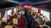 Turis asing yang didominasi dari Bulgaria melintasi perbatasan barat Turki dengan mobil dan bus untuk berbelanja.  