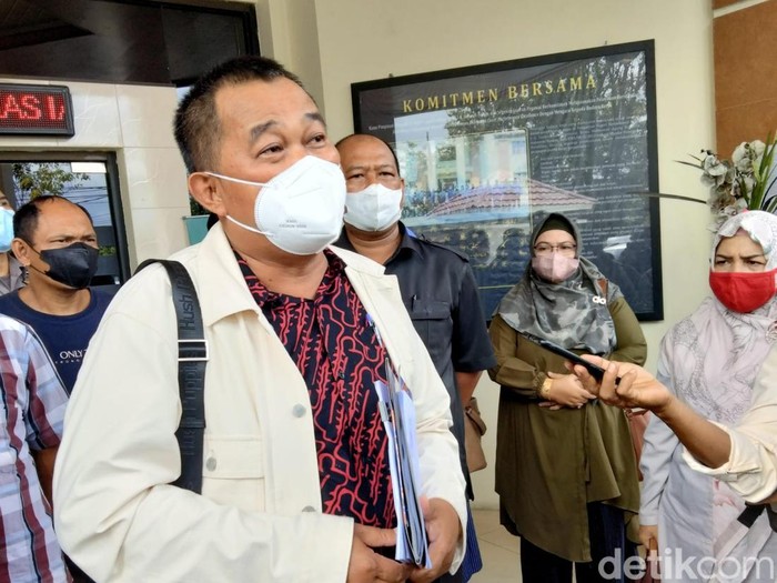 MAKI menggugat praperadilan keputusan Polda Kalsel yang menyita sekaligus memasang police line di jalan hauling khusus batu bara di underpass Tatakan KM 101. (M Risanta/detikcom)