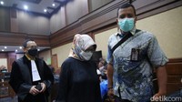 Solihah meninggalkan Pengadilan Tipikor usai sidang tuntutan.