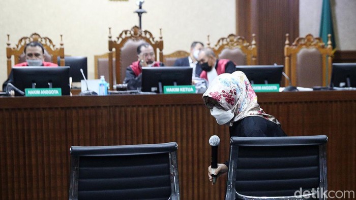 Mantan Direktur Keuangan Jasindo Dituntut 4 Tahun Penjara Terdakwa mantan Direktur Keuangan dan Investasi PT Jasindo, Solihah menjalani sidang tuntutan di Pengadilan Tipikor, Jakarta Pusat, Selasa (28/12/2021). Solihah didakwa melakukan korupsi yang menimbulkan kerugian negara US$766.955,97 atau setara Rp7,584 miliar. Dia diduga merekayasa kegiatan agen dan membayar komisi terhadap kegiatan agen asuransi fiktif atas nama, Supomo Hidjazie, dalam penutupan asuransi aset dan kontruksi pada BP Migas-KKKS (Kontraktor Kontrak Kerja Sama) tahun 2012-2014.