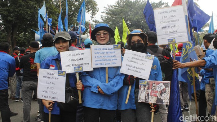 Massa buruh desak Ridwan Kamil revisi UMK 2022