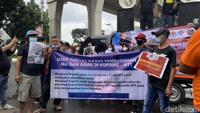 Massa mengatasnamakan Aliansi Pemuda NTT-Jakarta melakukan aksi di depan Bareskrim Polri.