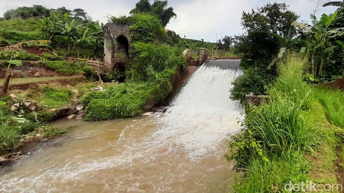 Melihat Sisa Jembatan Kereta Peninggalan Belanda di Sumedang Sisa kejayaan perkeretapian milik Belanda tersebar di pulau Jawa. Beberapa diantaranya masih aktif digunakan hingga kini atau bahkan hanya menyisakan puing-puingnya saja.