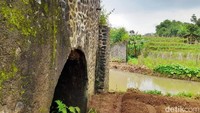 Satu bengunan berukuran sekitar 2x3 meter dengan tinggi 3 meter dan satu bangunan lainnya berukuran 2x3 meter dengan tinggi 4,5 meter.