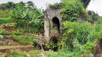 Kedua bangunan tersebut masih kokoh berdiri meski tampak belum rampung dikerjakan. Itu terlihat dari belum adanya rel kereta api yang melintang diatasnya. 