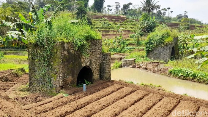Sisa kejayaan perkeretapian milik Belanda tersebar di pulau Jawa. Beberapa diantaranya masih aktif digunakan hingga kini atau bahkan hanya menyisakan puing-puingnya saja.