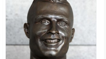 Ronaldo disindir tampil ala kadarnya lawan Newcastle, seperti patungnya saja. Foto: Twitter