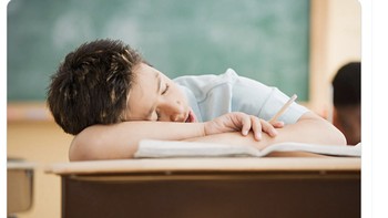 Untung saja pelatih Liverpool Jurgen Klopp ketiduran waktu belajar pada Rangnick sehingga ia malah lebih hebat sebagai pelatih. Foto: Twitter