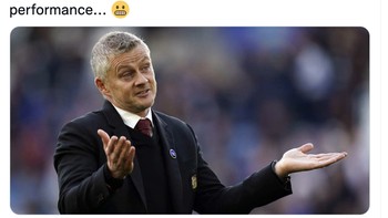 Ole Gunnar Solskjaer pun tak senang melihat performa MU semalam yang tak mengesankan. Foto: Twitter