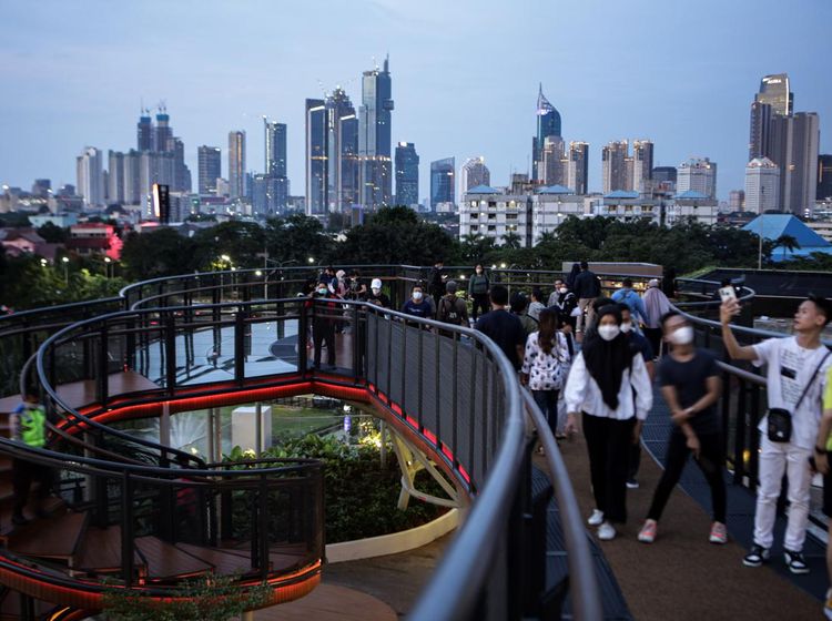 Menikmati Lansekap Ibu Kota dari Skywalk Senayan Park