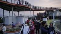 Kawasan tersebut menjadi salah satu objek wisata ibu kota yang ramai dikunjungi oleh warga dengan menyajikan pemandangan lanskap perkotaan.