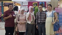 Mendukung usaha sang teman juga kerap dilakukan dr. Richard Lee. Ia menyambangi gerai es krim di Palembang milik temannya pada tahun 2015.