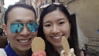 Bersama sang istri, ia juga menikmati gelato di Italia. Terlihat dua scoops gelato ia nikmati dalam cone. Wah, pasti enak ya makan gelato di negara asalnya!