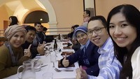 Makan malam bersama rekan-rekan dosen, dr. Richard Lee terlihat bersantap di restoran fine dining. Ia juga pamer momen kekompakan dengan foto bersama sebelum makan.