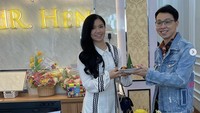 Tak tinggal diam, dr. Richard Lee mengunggah video yang ia buat jauh sebelum dirinya ditahan. Ia mengaku sedih karena tahu akan ditahan lagi. Ia juga menyinggung soal mafia yang menurutnya tidak suka dengan konten edukasi yang sering ia unggah.