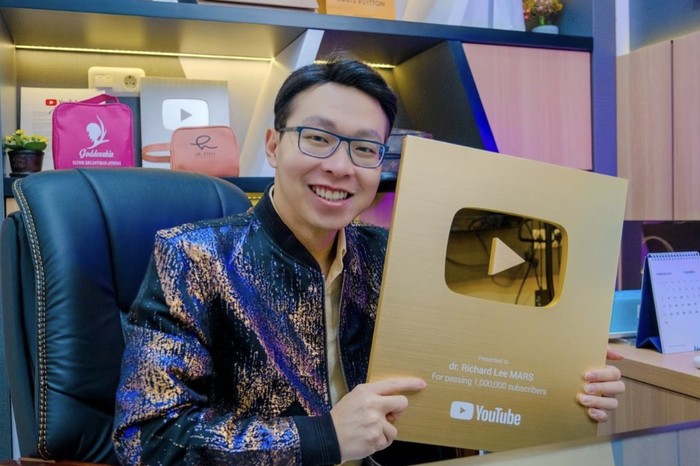 Momen dr. Richard Lee Cicip Gelato hingga Mie Instan di Luar Negeri