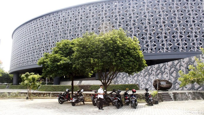 Museum Tsunami Aceh di Jalan Iskandar Muda, Banda Aceh, Provinsi Aceh menjadi pengingat tragedi dan simbol kebangkitan rakyat Tanah Rencong dari terjangan tsunami yang pernah melanda wilayah tersebut pada 2004 silam.