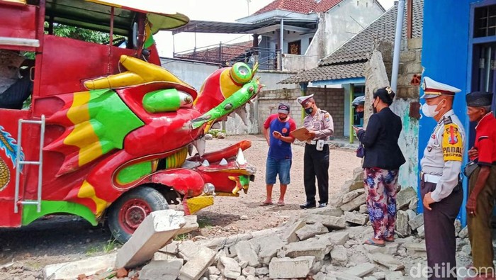 Odong-odong wisata di Banyuwangi menabrak pagar rumah warga. Dalam kecelakaan tersebut, ada 12 anak yang luka-luka.
