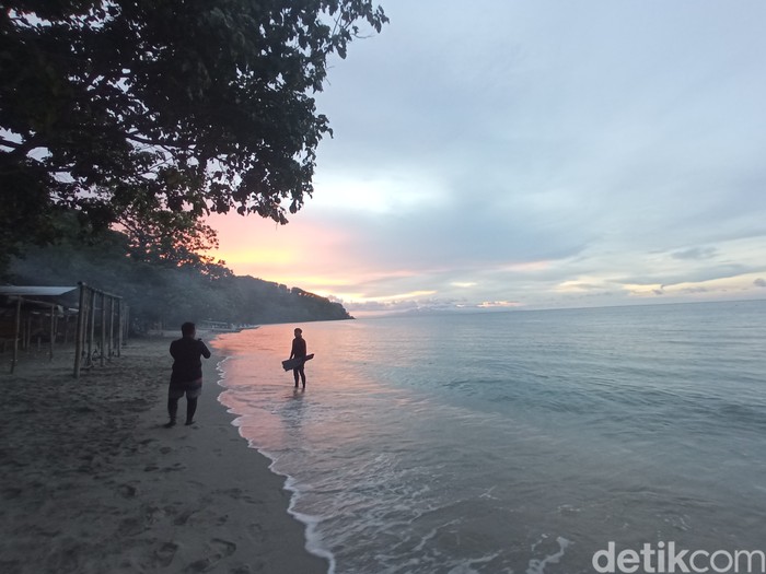 Pantai Nipah di Lombok Utara
