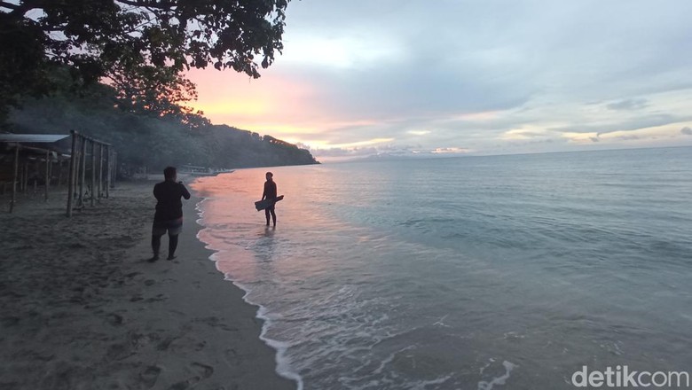 Pantai Nipah di Lombok Utara Pantai Nipah di Lombok Utara