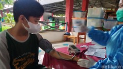 Vaksinasi COVID-19 untuk pelajar usia 6-12 tahun digelar di sejumlah sekolah di Kota Depok. Seperti terlihat di Sekolah Komunitas Kebon Maen, Cilangkap, Depok.