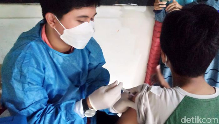 Vaksinasi COVID-19 untuk pelajar usia 6-12 tahun digelar di sejumlah sekolah di Kota Depok. Seperti terlihat di Sekolah Komunitas Kebon Maen, Cilangkap, Tapos, Depok.