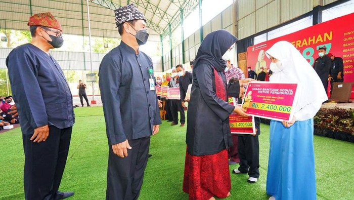 Pemkab Banyuwangi Kucurkan Insentif Guru Swasta hingga Beasiswa Rp 18,48 Miliar