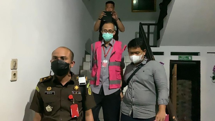 Penahanan tersangka kasus korupsi pengadaan jasa cleaning service satuan kerja Rumah Sakit dr. Sitanala Tangerang, Banten Tahun 2018 berinisial YS