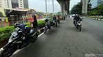 Pengendara Motor Neduh di Kolong Jembatan Bikin Macet